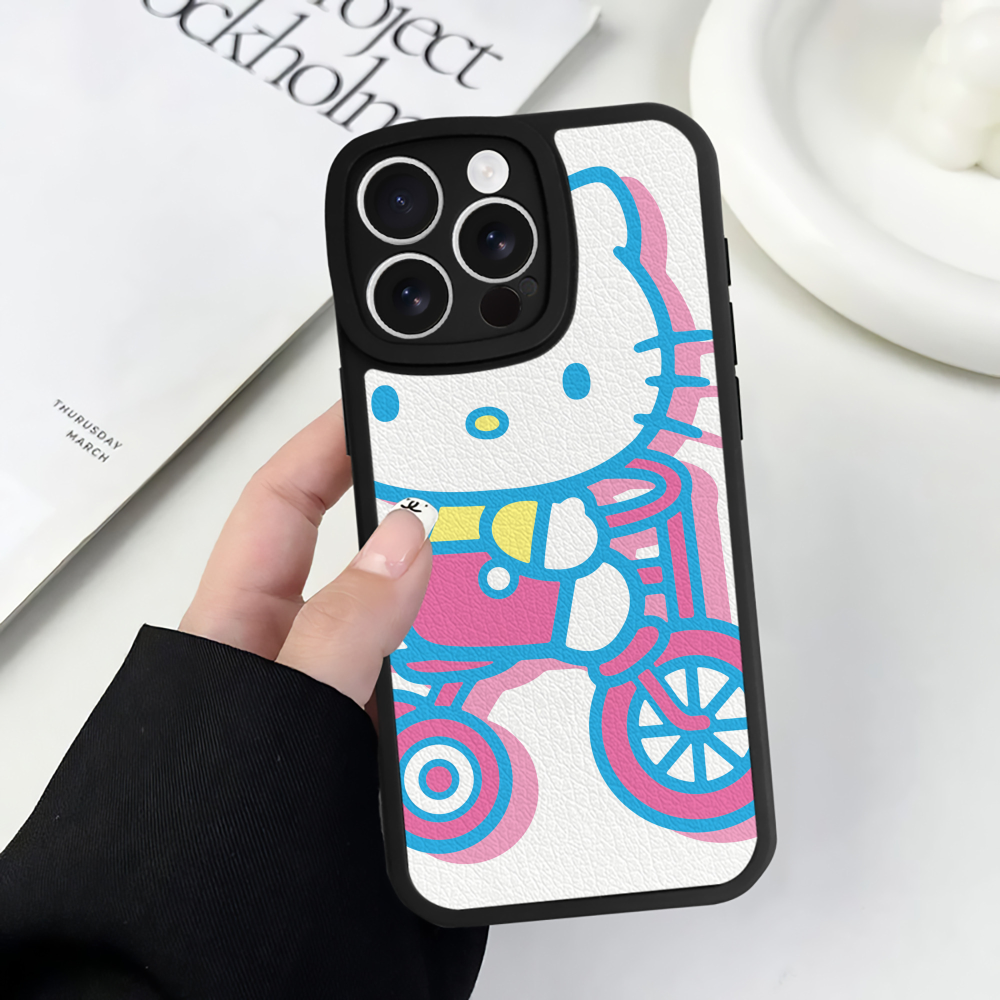 （画像用） Hello Kitty ハローキティ 【iPhone 16シリーズ対応】シリコンスマホケース（レザー調） 材質：シリコン